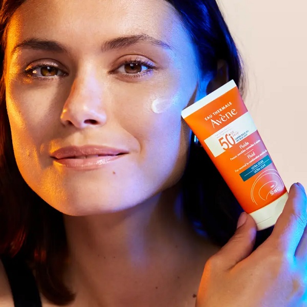 فلوئید ضد آفتاب محافظت کننده قوی Avene مدل ULTRA LIGHT 