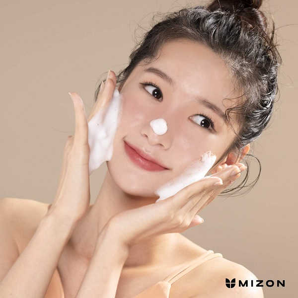 فوم شستشوی صورت Mizon مدل Collagen Milky
